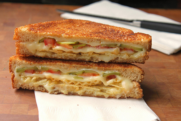 grilled-cheese-with-tomato-pickles-and-potato-chips_mv3cj4